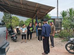ลงพื้นที่ตรวจสอบข้อร้องเรียนเหม็นขี้ยาง ในพื้นที่ หมู่ 5 บ้านห้วยสัก
